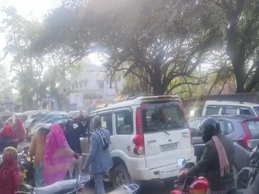 bansur patient stuck in traffic in bansur family members ran on foot carrying cot 1706003026
